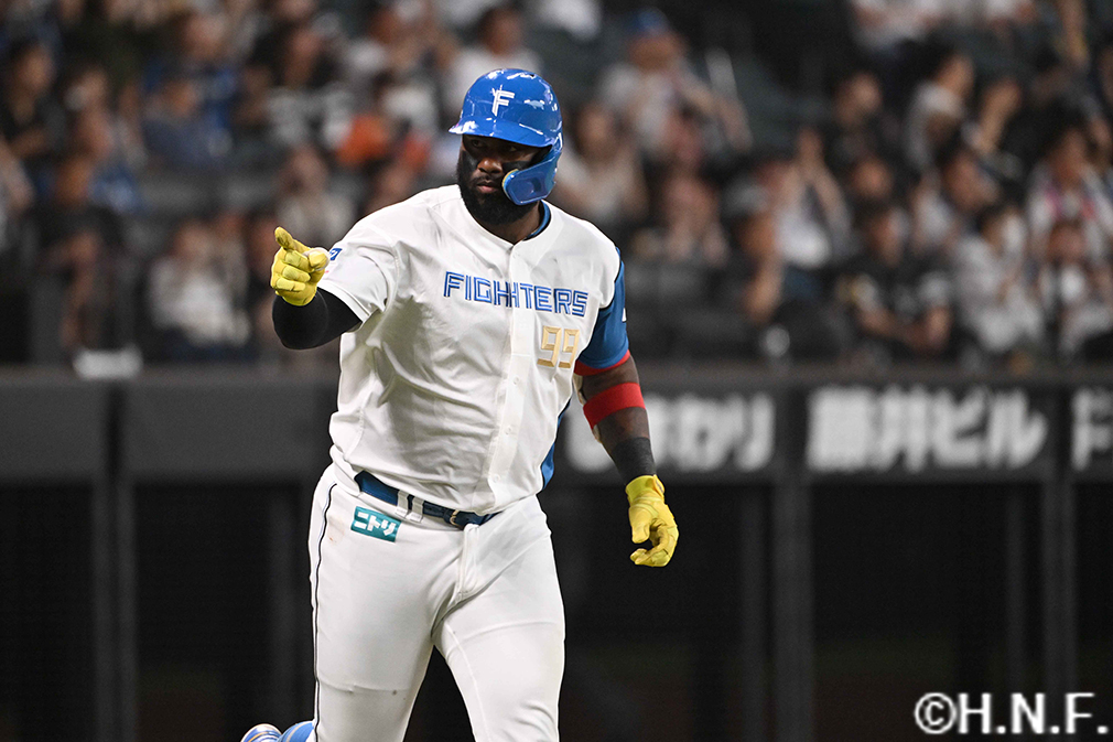 9回裏、レフトへ2ランを放つレイエス選手03