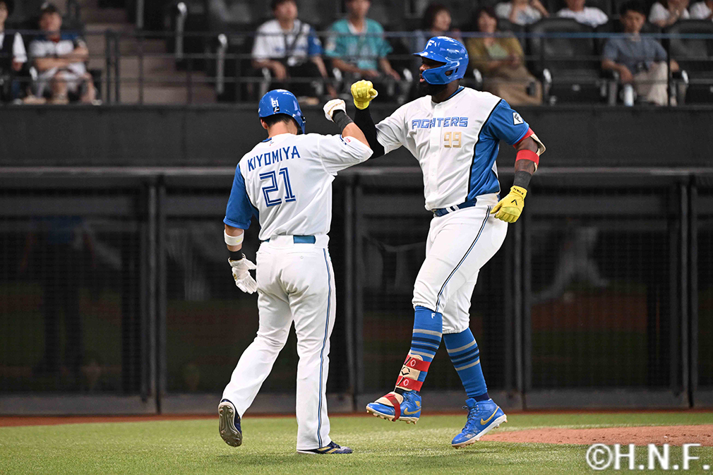 9回裏、レフトへ2ランを放つレイエス選手05