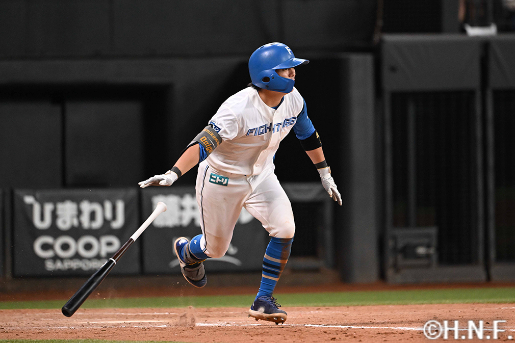 9回裏、ライトへ三塁打を放つ上川畑選手01