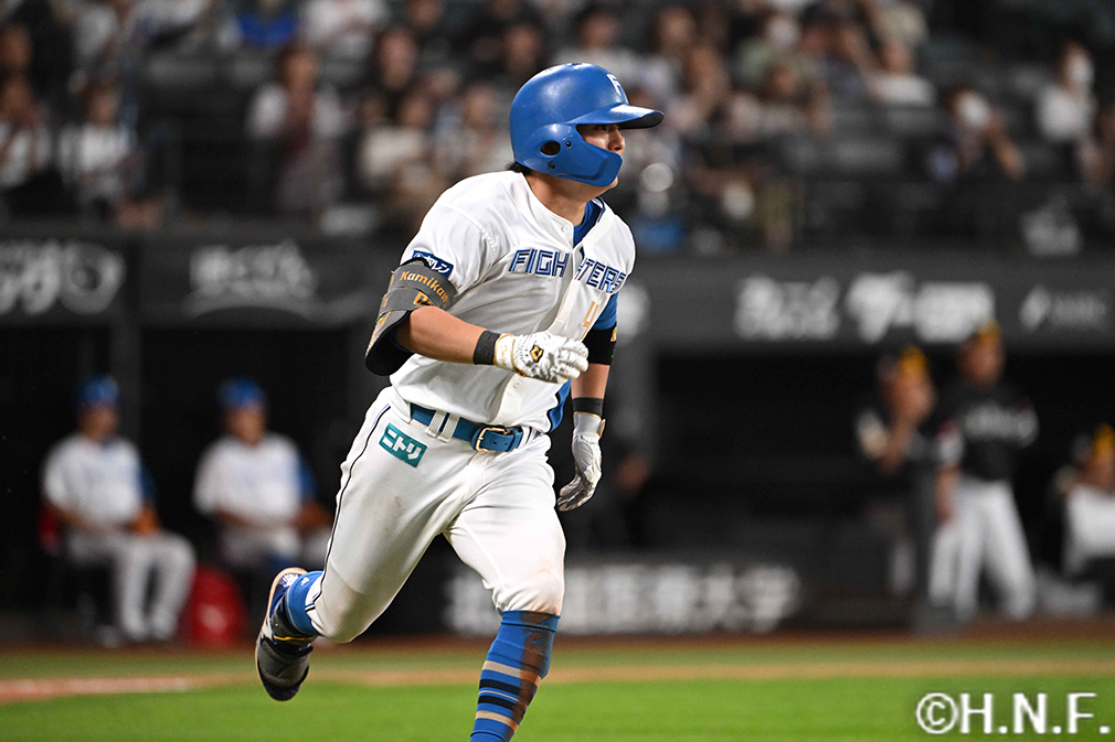 9回裏、ライトへ三塁打を放つ上川畑選手02