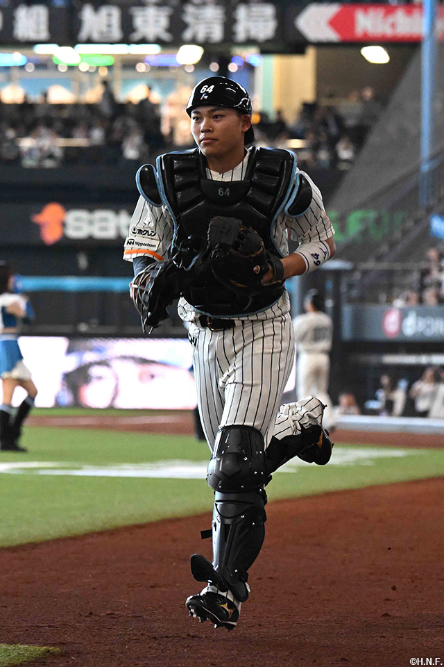 1回表、守備につく田宮選手