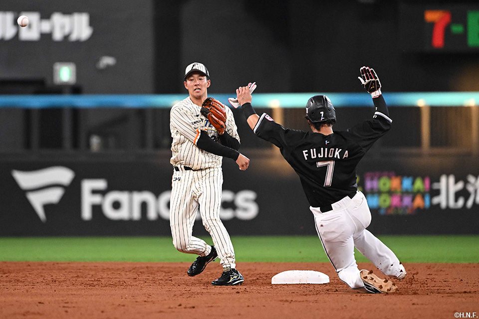 3回表、好守をみせる石井選手