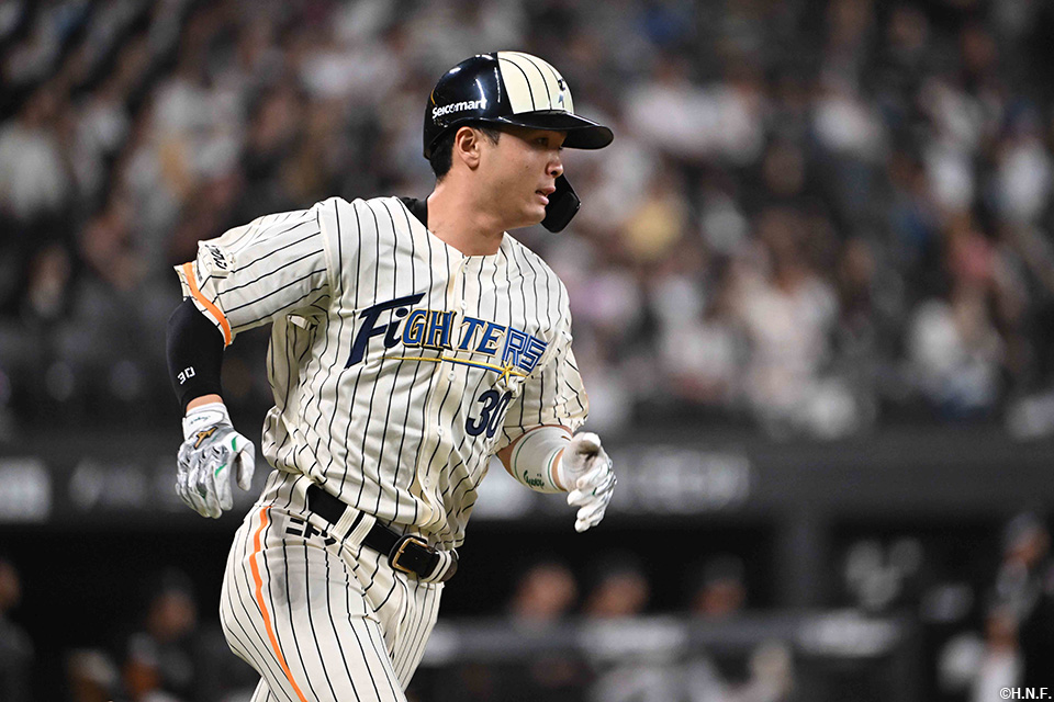 4回裏、逆転の2ランを放つ郡司選手02