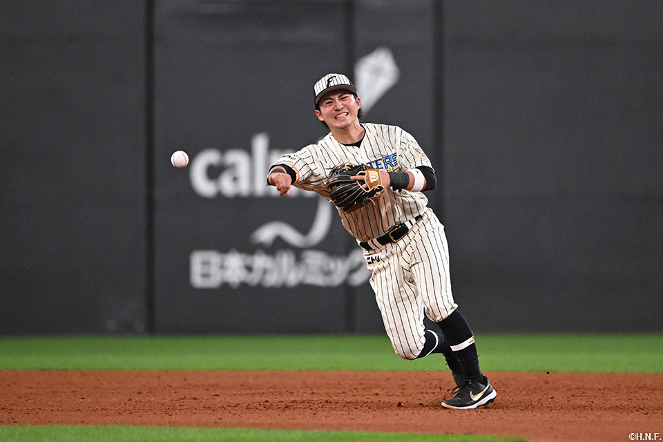 4回表、好守をみせる上川畑選手01