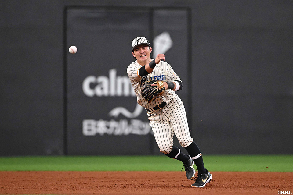 4回表、好守をみせる上川畑選手02