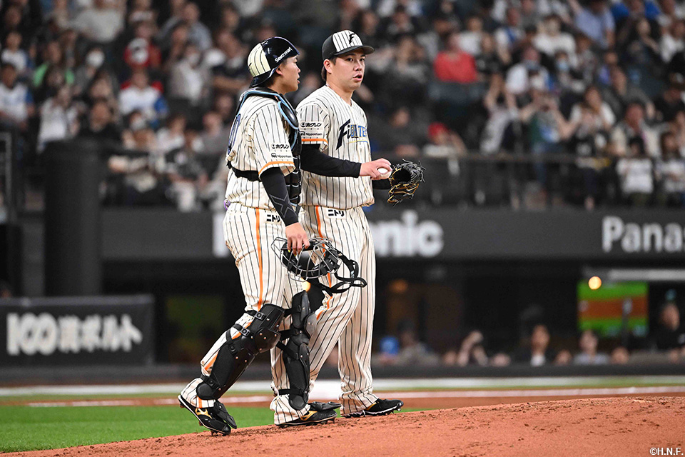 5回表、マウンドに集まる金村投手と田宮選手