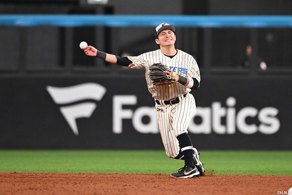 5回表、好守をみせる上川畑選手