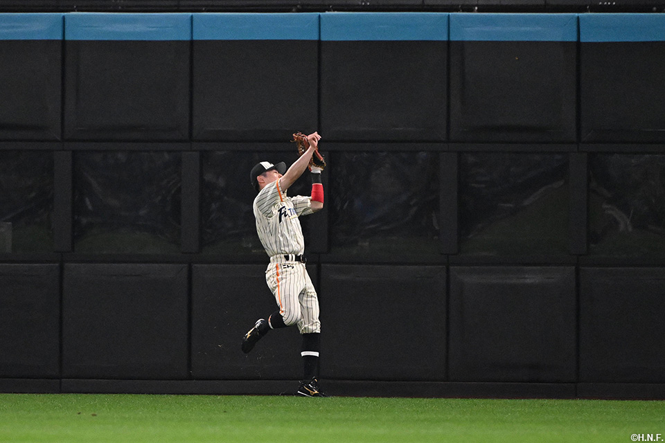 5回表、好守をみせる五十幡選手01