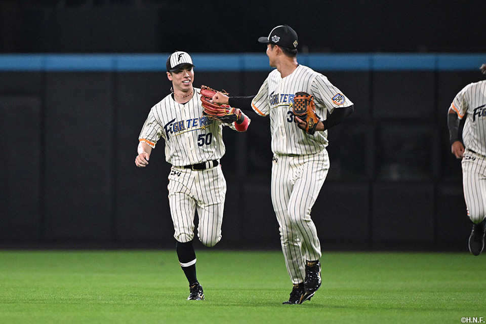 5回表、好守をみせる五十幡選手02