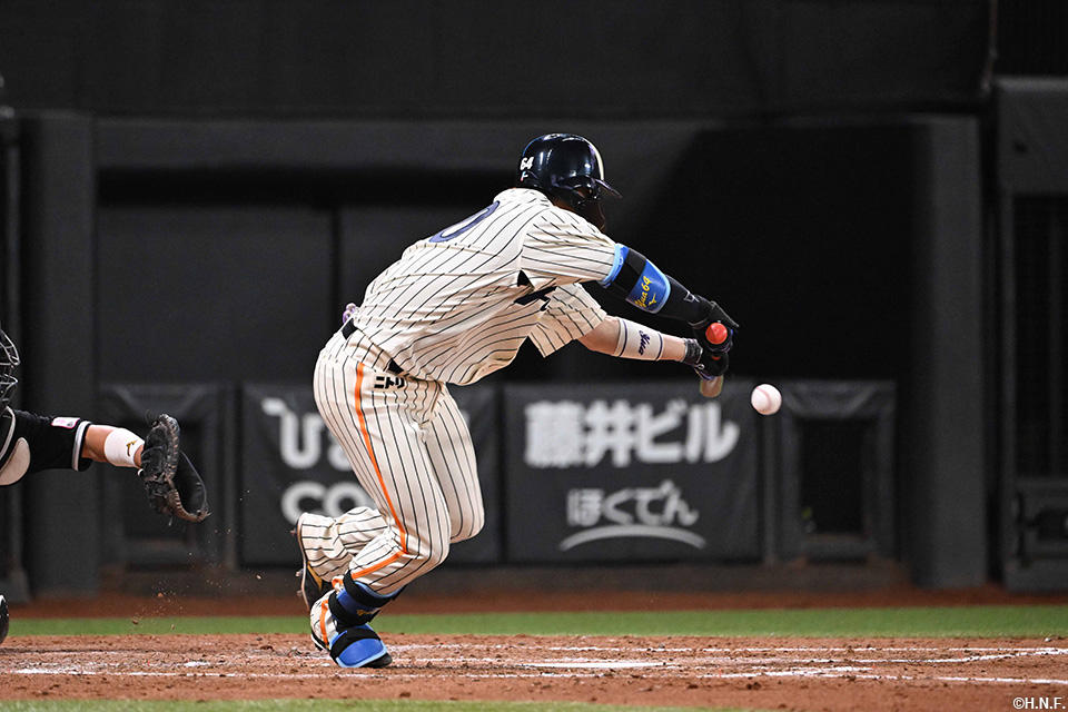5回裏、セーフティバントを決める田宮選手