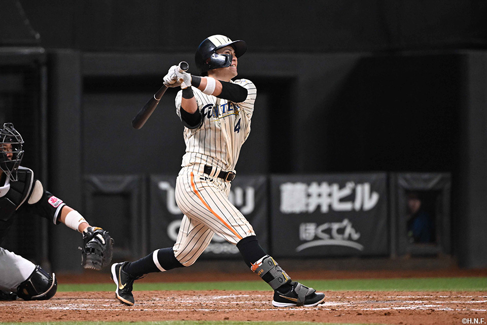 5回裏、ライトへ2ランを放つ上川畑選手01