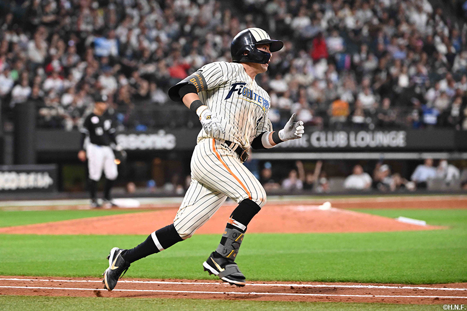 5回裏、ライトへ2ランを放つ上川畑選手03