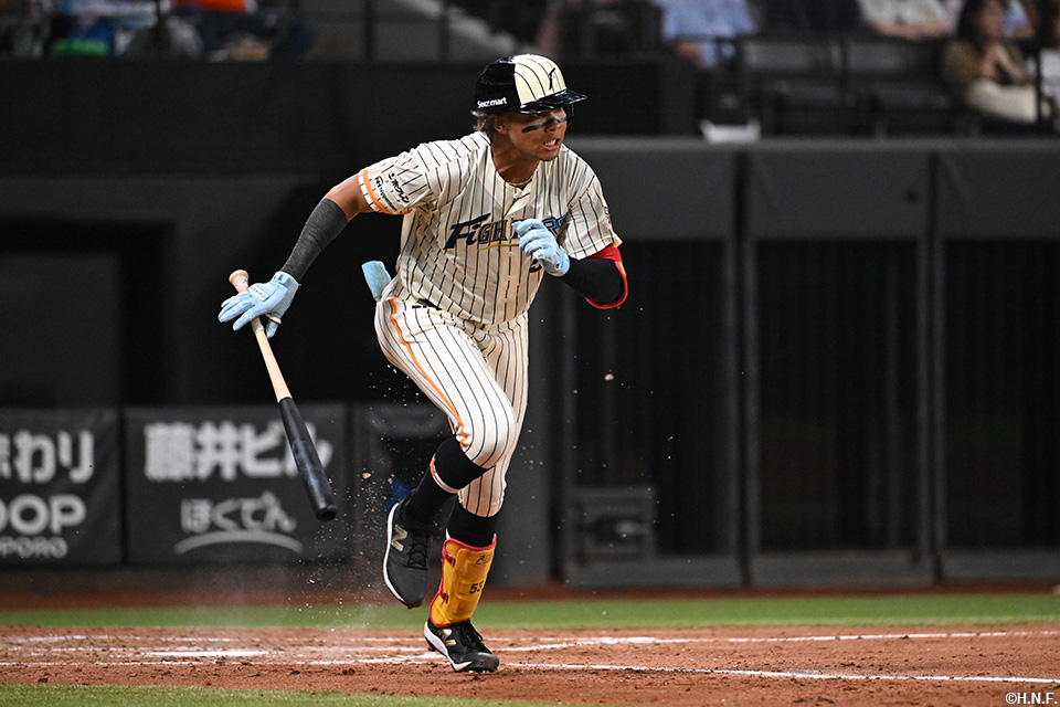5回裏、ライトへ二塁打を放つ水谷選手01
