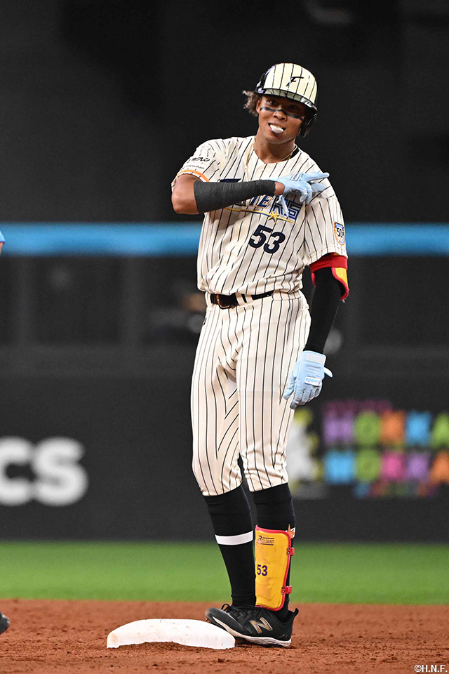 5回裏、ライトへ二塁打を放つ水谷選手02