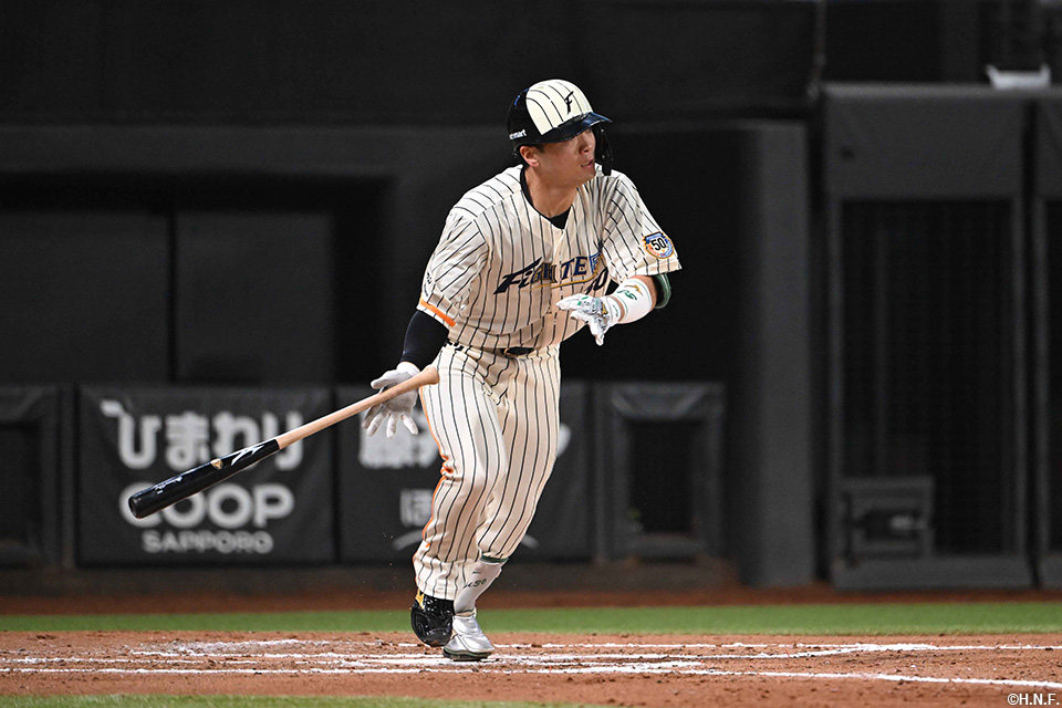 6回裏、センターへヒットを放つ郡司選手