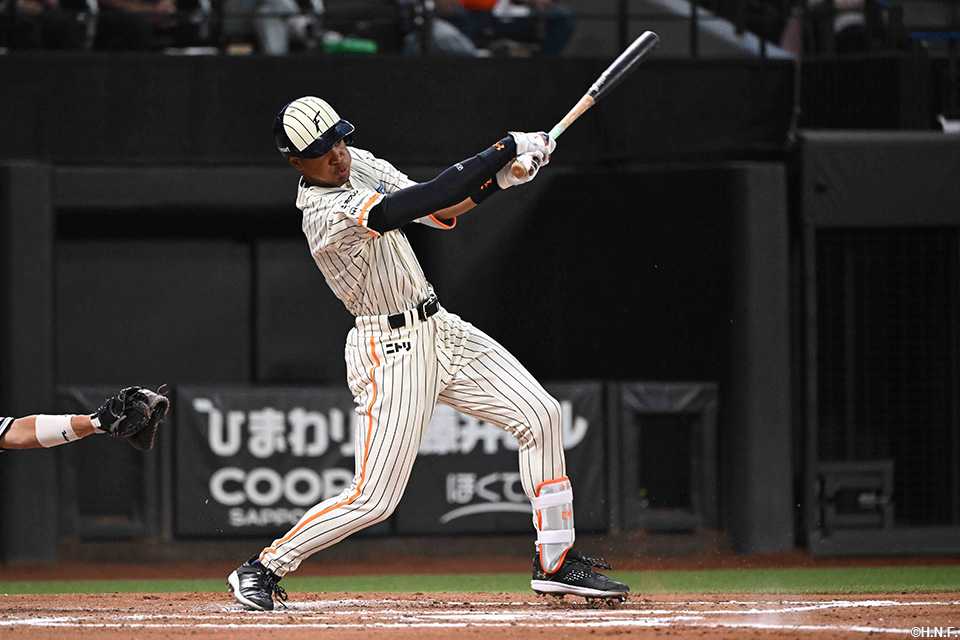 6回裏、内野安打を放つ万波選手01