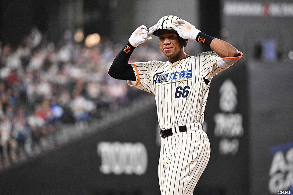 6回裏、内野安打を放つ万波選手02