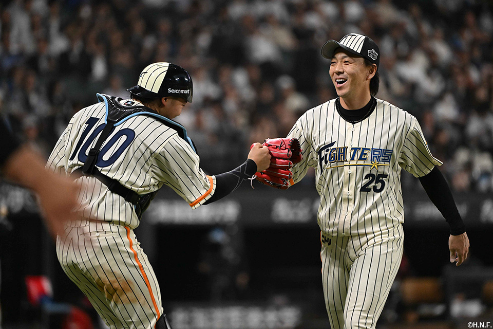 7回を抑えた宮西投手と田宮選手