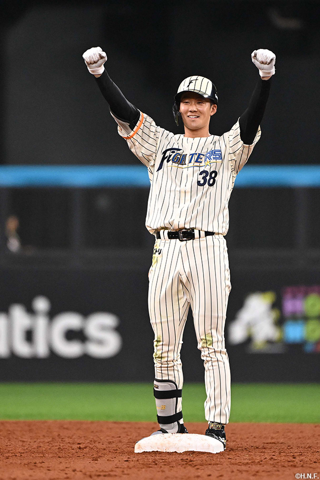 7回裏、適時二塁打を放つ石井選手02