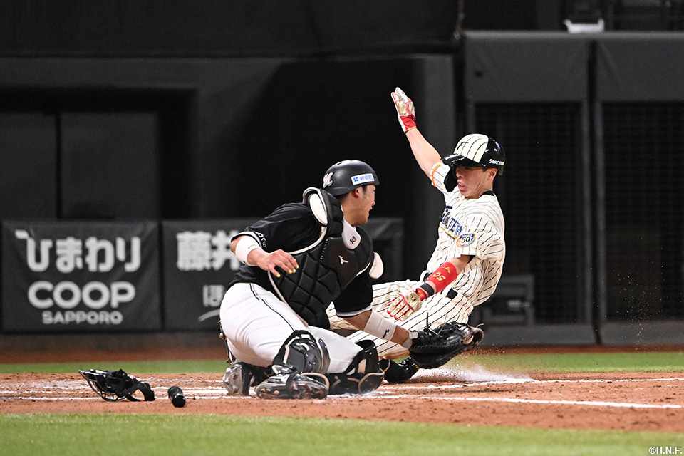 7回裏、生還する五十幡選手01