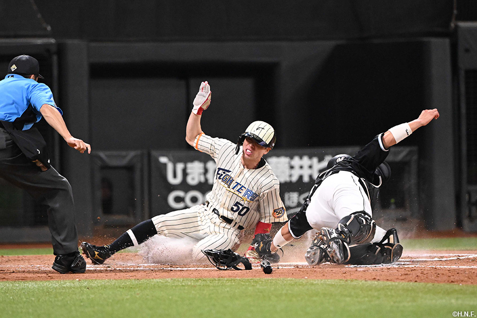 7回裏、生還する五十幡選手02