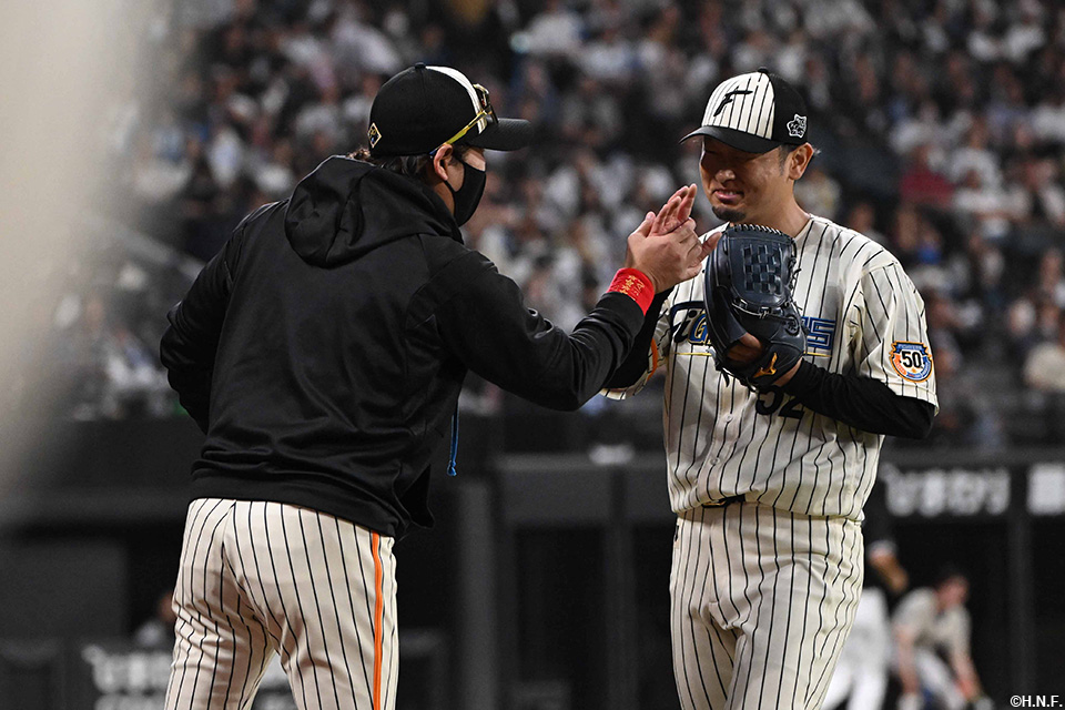 8回表を抑えた池田投手を迎える新庄監督01