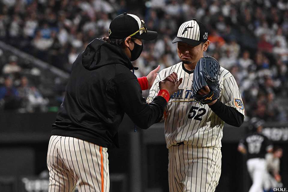 8回表を抑えた池田投手を迎える新庄監督02