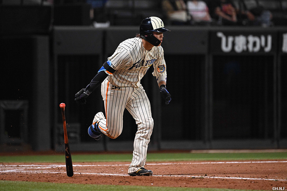 8回裏、センターへヒットを放つ田宮選手