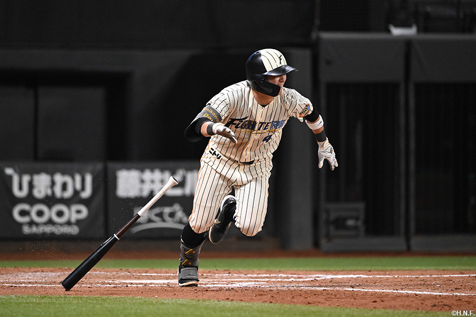 8回裏、適時打を放つ上川畑選手