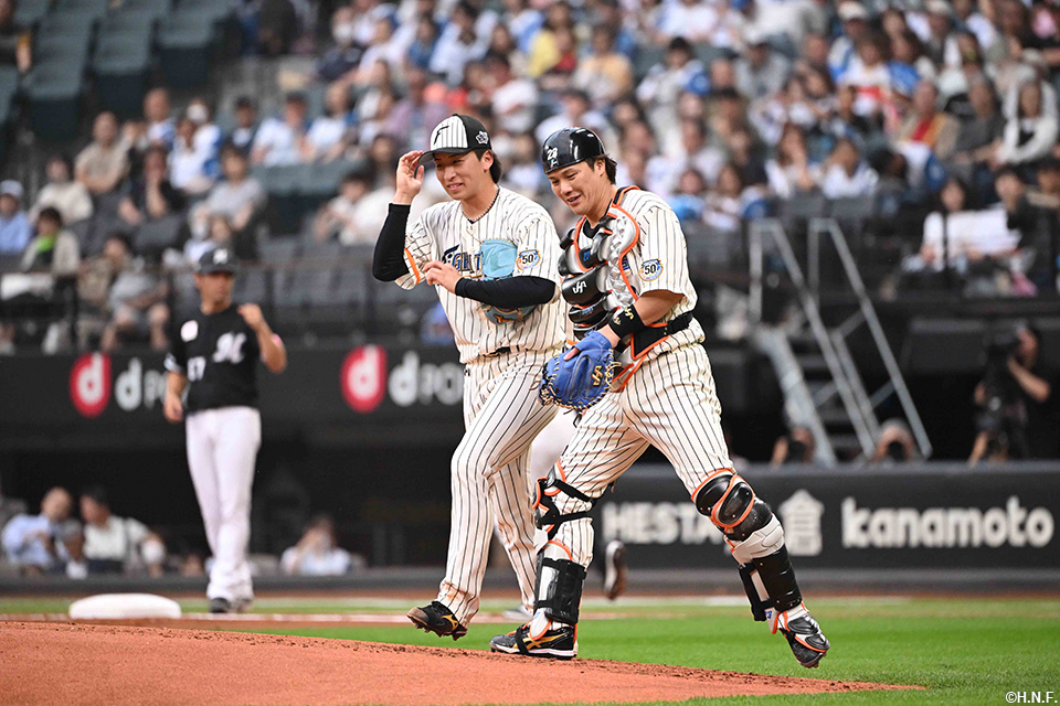 2回表、マウンドで話す細野投手と伏見選手