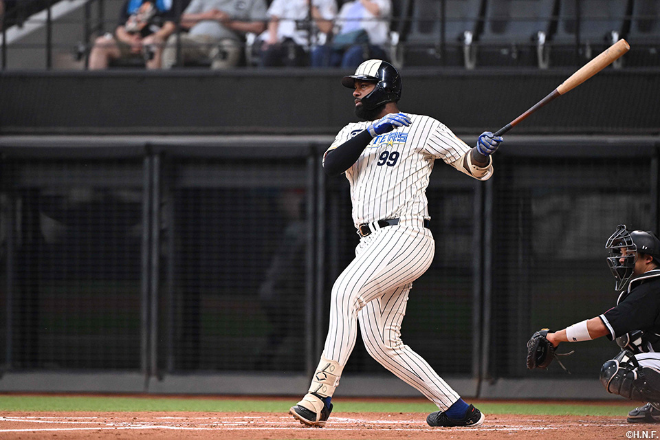 2回裏、レフトへヒットを放つレイエス選手