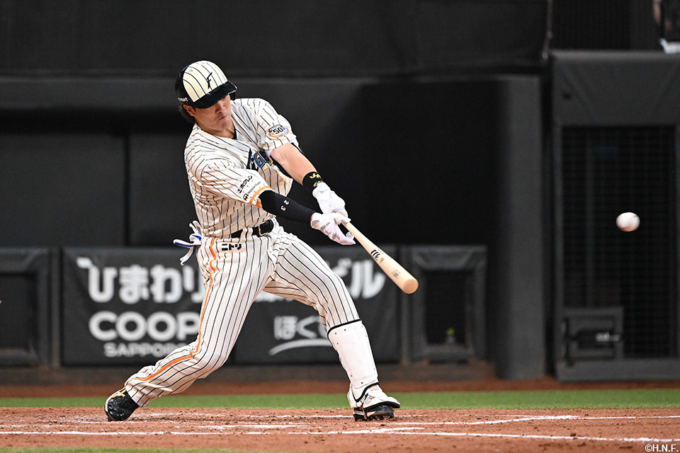 3回裏、レフトへヒットを放つ伏見選手01