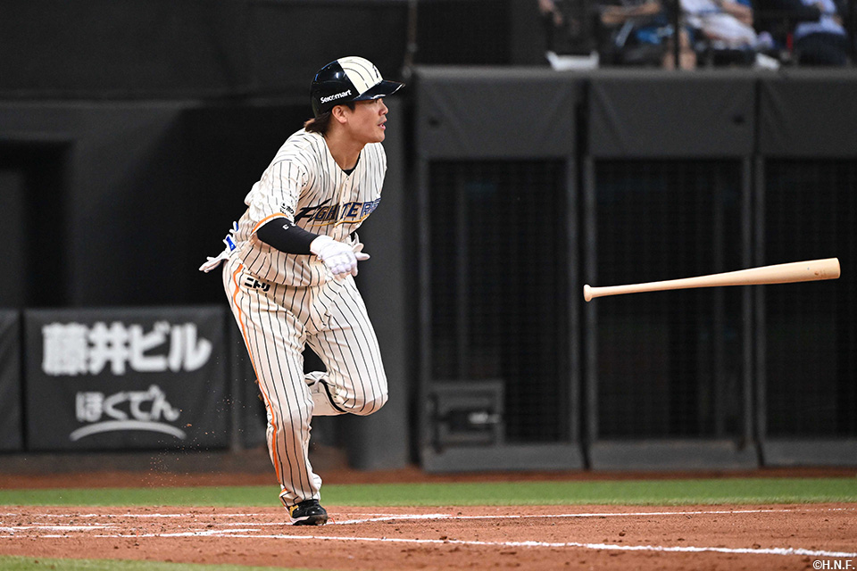 3回裏、レフトへヒットを放つ伏見選手02