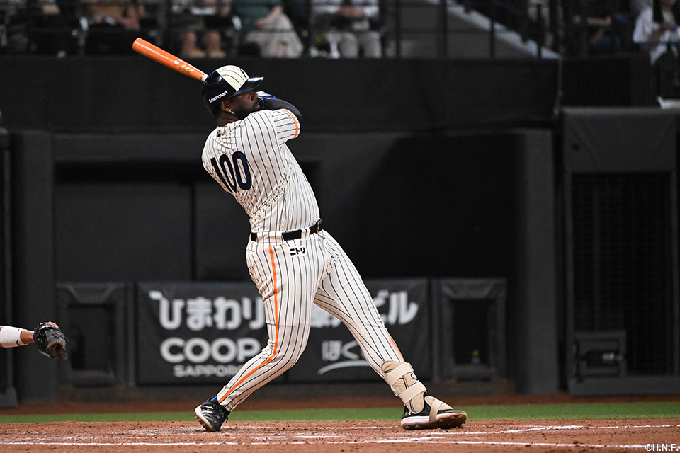 3回裏、逆転満塁本塁打を放つレイエス選手01