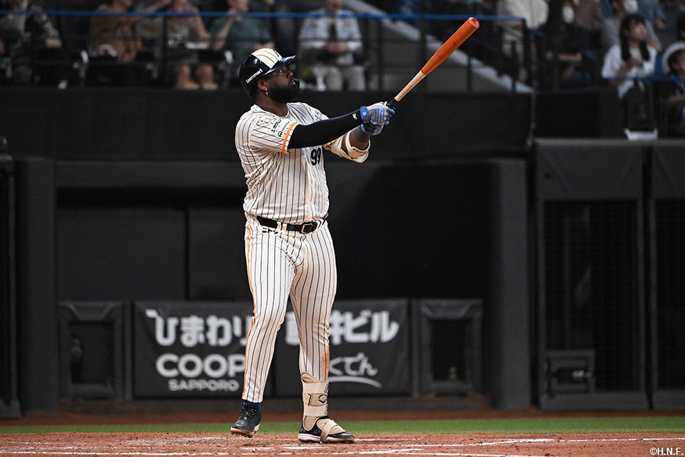 3回裏、逆転満塁本塁打を放つレイエス選手02