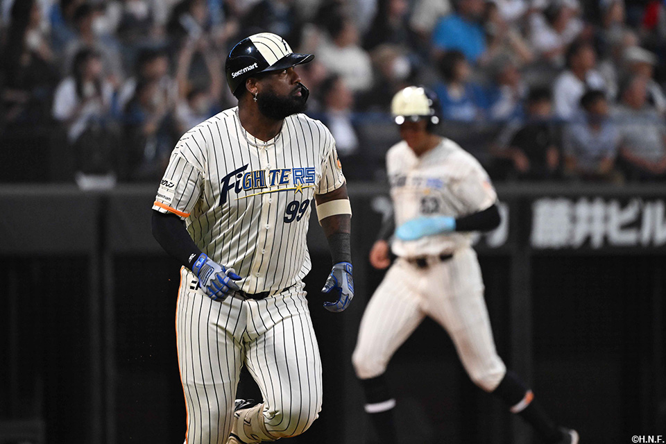 3回裏、逆転満塁本塁打を放つレイエス選手03