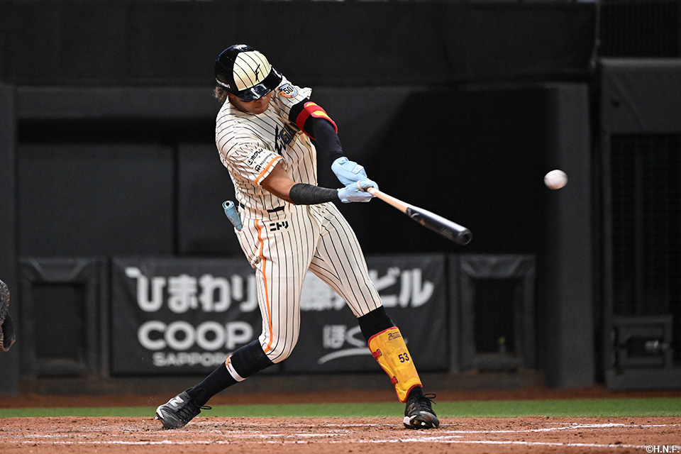5回裏、センターへヒットを放つ水谷選手