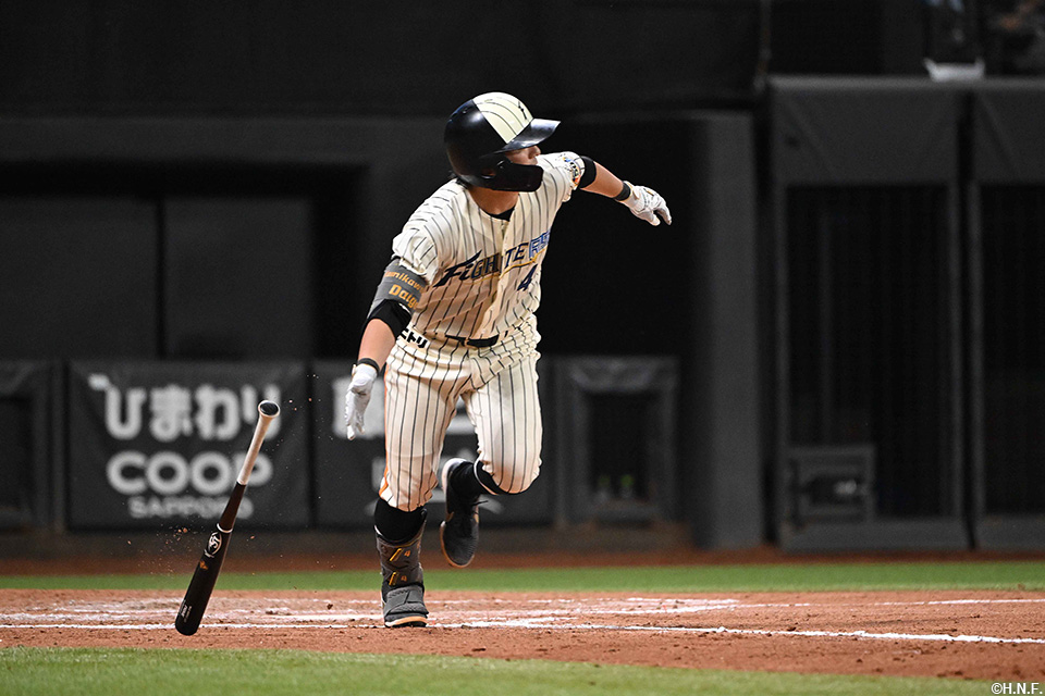 6回裏、センターへヒットを放つ上川畑選手