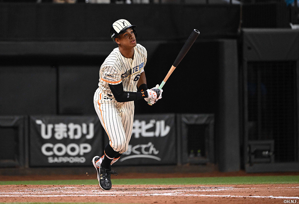 6回裏、適時打を放つ万波選手
