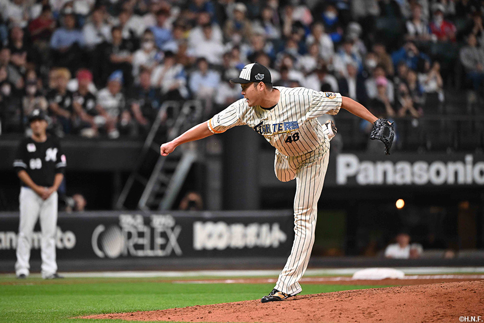 7回、四番手の齋藤友投手01