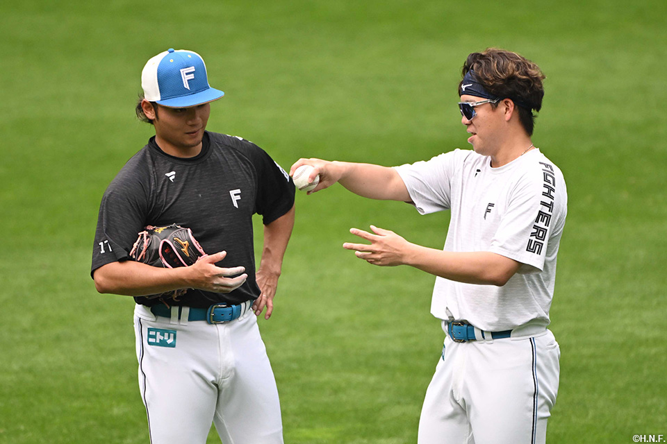 試合前、伊藤投手と金村投手01