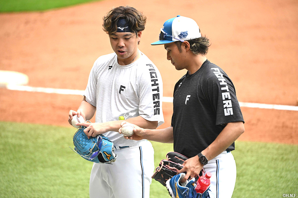 試合前、伊藤投手と金村投手02