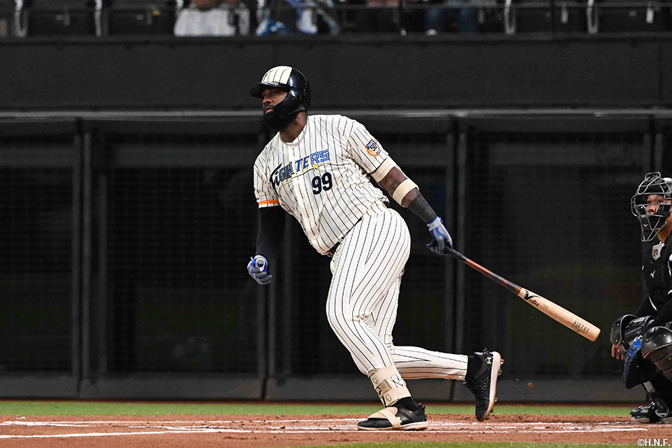 1回裏、二塁打を放つレイエス選手01