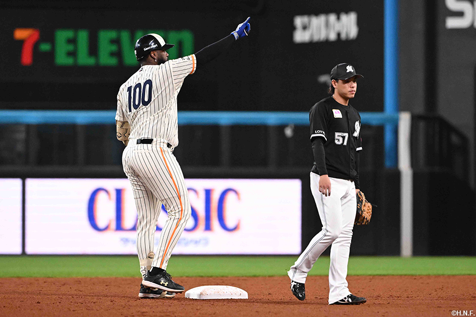 1回裏、二塁打を放つレイエス選手02