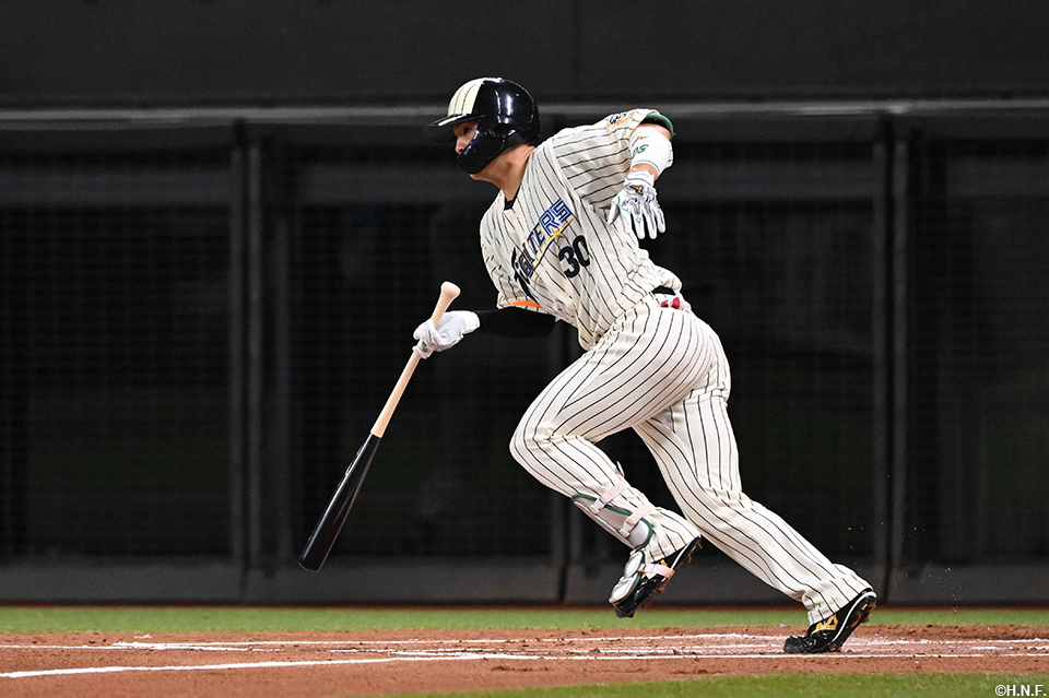 1回裏、先制点を呼び込む内野ゴロを放つ郡司選手