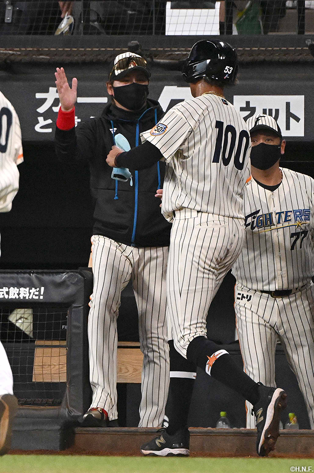 1回裏、生還した水谷選手と新庄監督