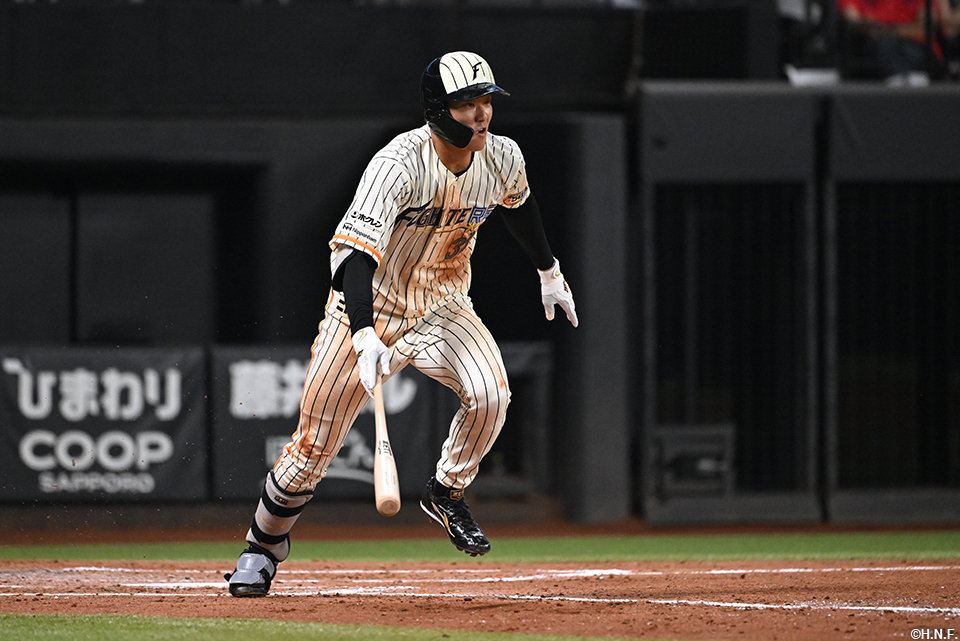 3回裏、ライトへヒットを放つ石井選手