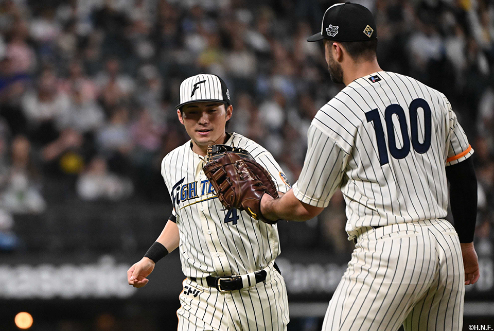 5回表、好守の上川畑選手とマルティネス選手