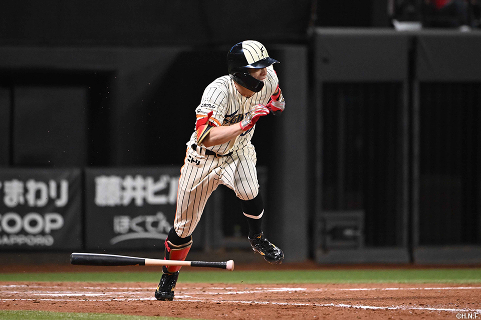 5回裏、センターへヒットを放つ五十幡選手