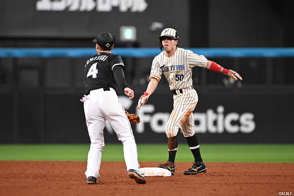 5回裏、盗塁をきめる五十幡選手02